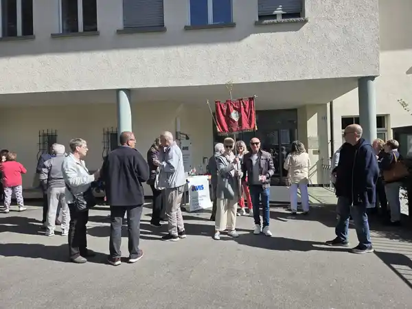 Teilnehmer der AVIS Veranstaltung vor der Kirche in Frauenfeld nach dem Gottesdienst